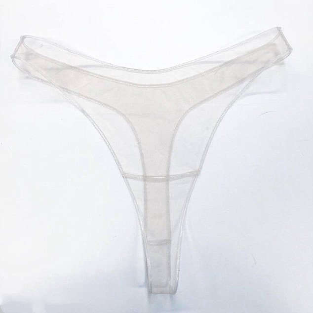 Jess用3D打印的彈力橡膠代替了通常會導(dǎo)致內(nèi)褲線的松緊帶和針腳。由于衣服是用硅膠3D打印而不是縫合的，使得整件衣服輪廓鮮明，而且能夠防止走形。