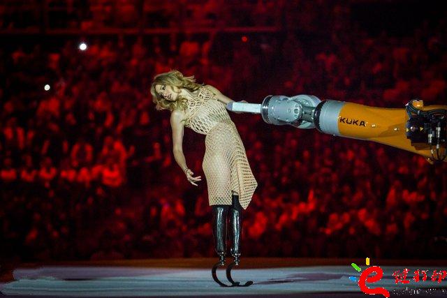 3D打印服裝_殘奧會開幕式之星Amy Purdy的3D打印連衣裙閃耀舞臺 3D打印服裝_殘奧會開幕式之星Amy Purdy的3D打印連衣裙閃耀舞臺